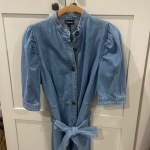 NWT Who What Wear size s light denim dress, slight puff sleeve, fitted style